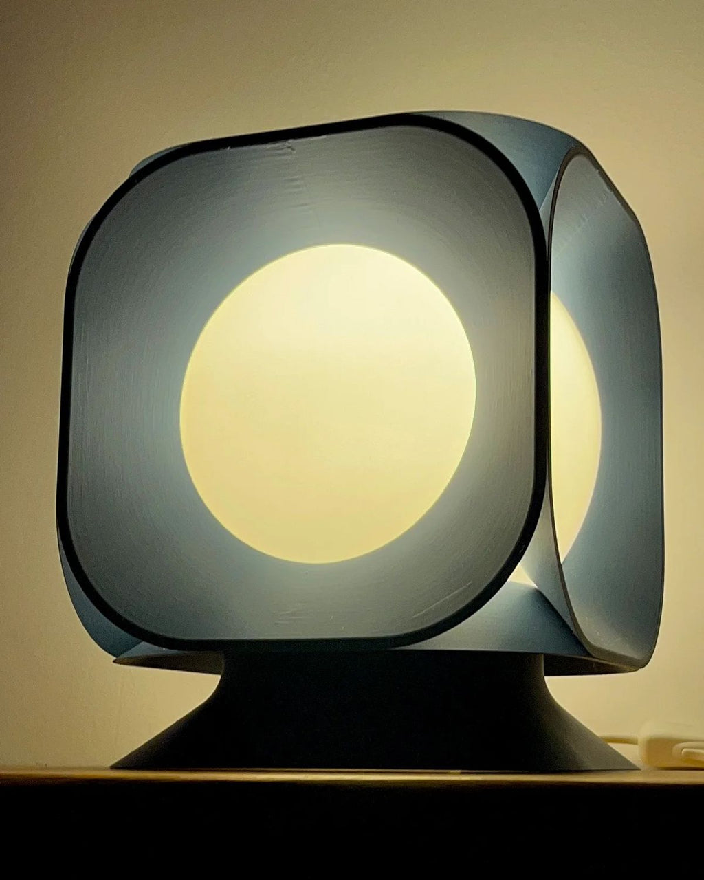 Sculptural Table Lamp: Minimalist Geometric Modern Lighting